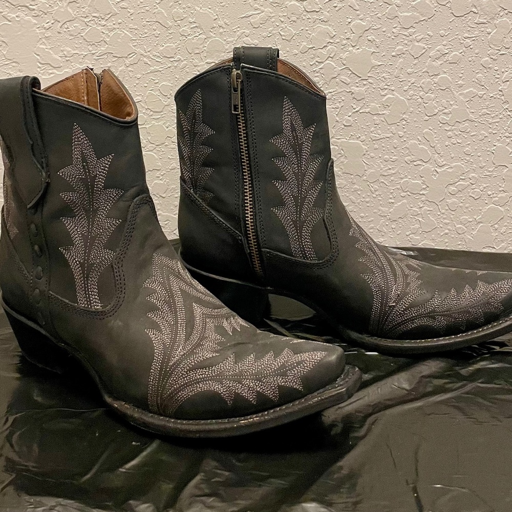 Circle G by Corral Women's Black Snip Toe Cowboy Booties